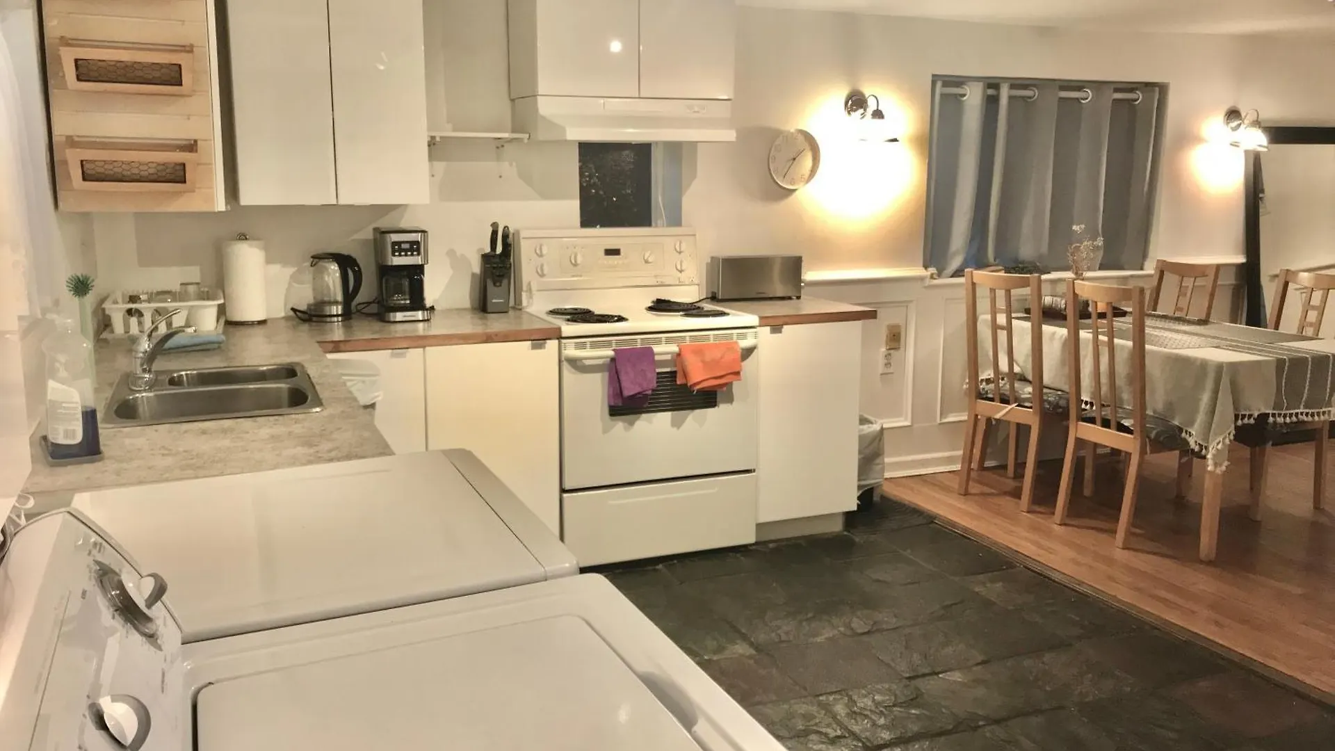 Guest house Heart Of Kitsilano Area,5 Mins Walk To Kits Beach,No Share With Other People Stay Vancouver